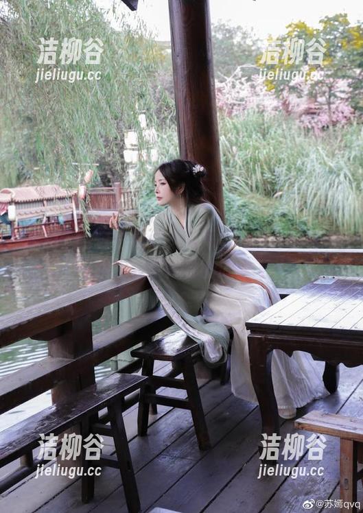苏嫣qvq白色猫耳头饰写真合集，精选每一瞬间记录青春的旋律.txt