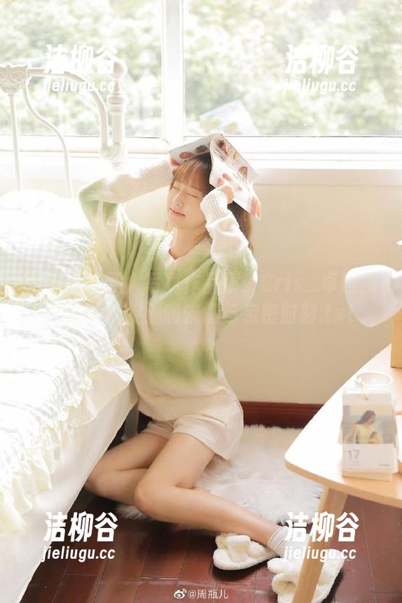 蜜桃社 - 双人写真作品展：Cris_卓娅祺用图片捕捉温暖友情与亲密时刻.txt