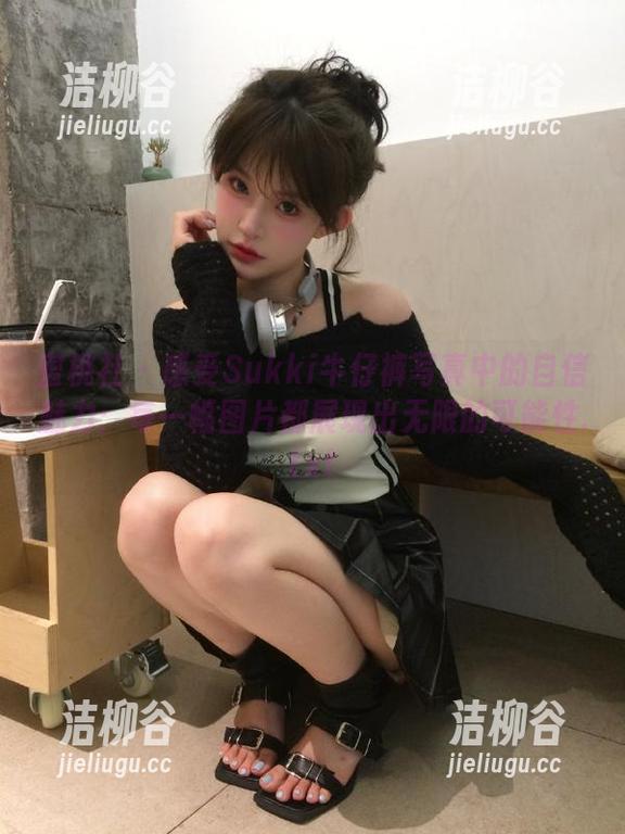 蜜桃社 - 感受Sukki牛仔裤写真中的自信魅力：每一幅图片都展现出无限的可能性.txt