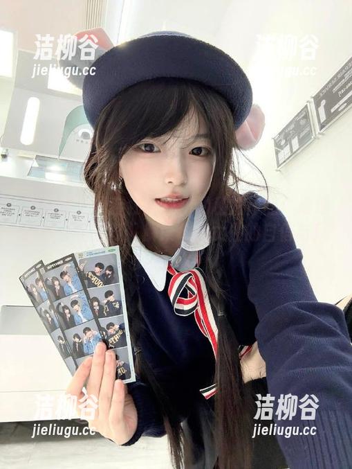 袜啵啵 - 雪糕独特视角的私拍作品：堆堆袜套（花絮版）解读现代女性的自信与风采.txt