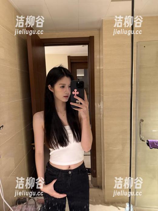 袜小喵出行记：高清分享公交车上那些动人的写真与时刻.txt