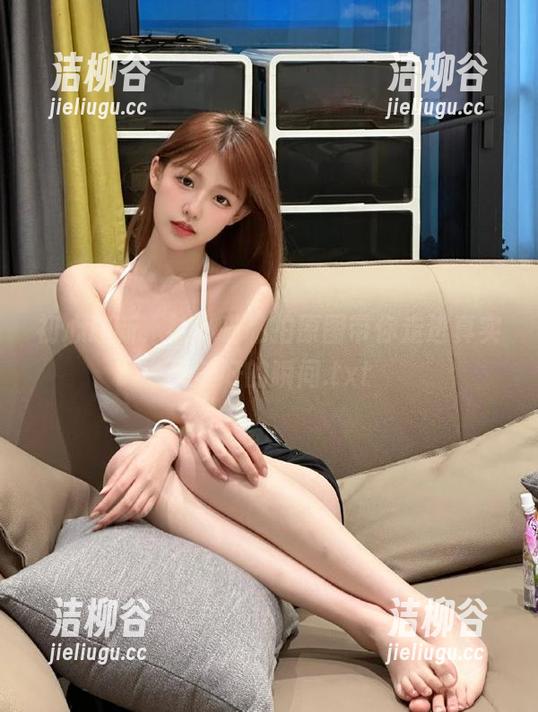 初心迎新，袜小喵私拍原图带你走进真实又美好的瞬间.txt