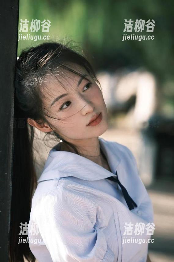 语画界 - 探索允儿Claire护士私拍合集：从容优雅的医护风采瞬间.txt