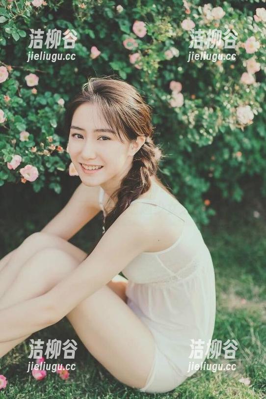 语画界 - 周思乔Betty最新双马尾全套写真原图，开启你的萌趣少女之旅！.txt