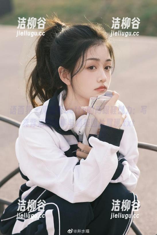 语画界 - 周思乔betty的高跟鞋魅力：写真背后的故事与精美图片展现.txt