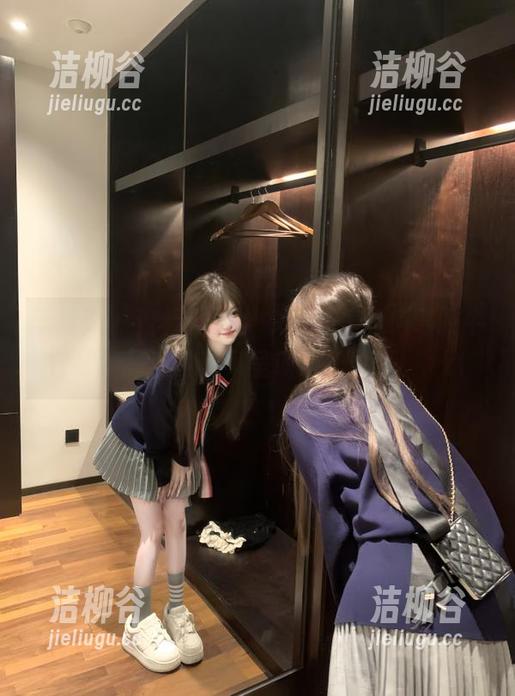 语画界 - 看看绯月樱-Cherry如何驾驭牛仔裤，高清写真集呈现别样风采！.txt