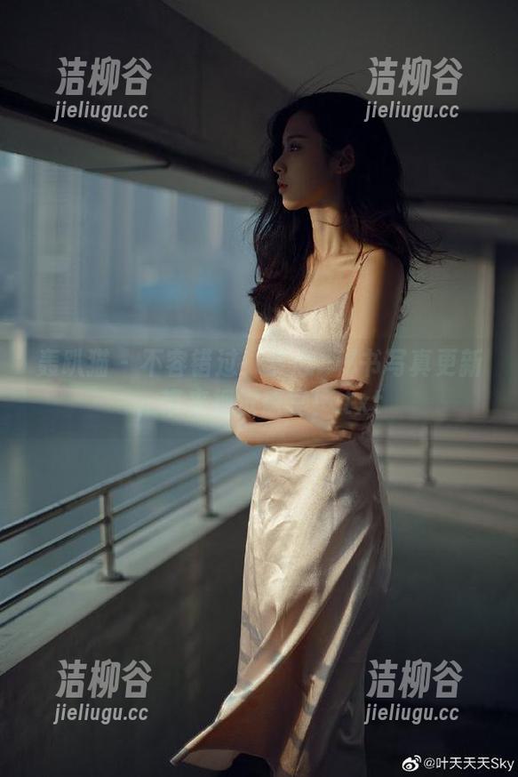 轰趴猫 - 不容错过！梦心玥秘书写真更新，带来视觉盛宴！.txt