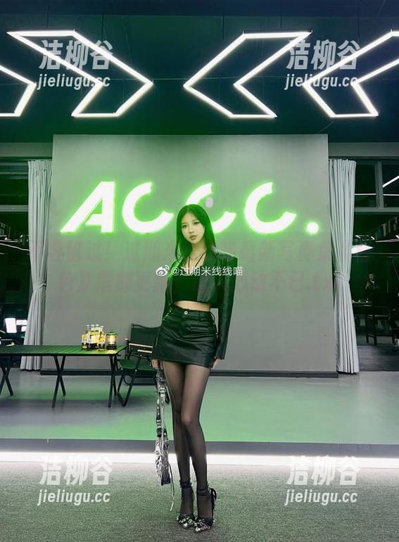 不容错过！过期米线线喵最新写真集《白色》震撼更新，让人心动不已.txt