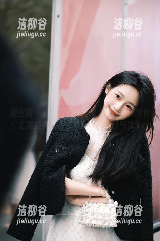 微密圈 - 迷人的五姨太献上中秋快乐图包：汇集经典写真合集，感受节日气氛.txt