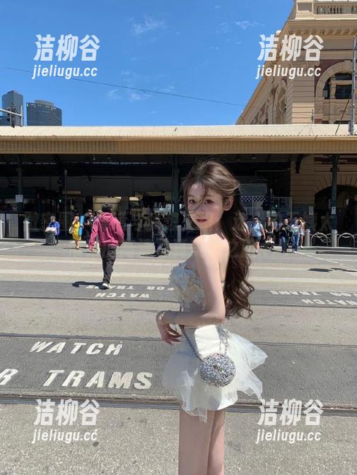 微密圈 - 赛道与梦想交织：迷人的五姨太带来的高清写真美学之旅.txt