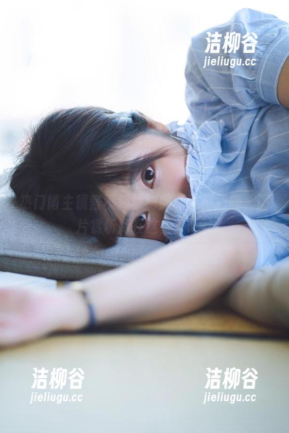 热门博主镜酱不知梦制服新画面更新，图片赏析尽在这里！.txt