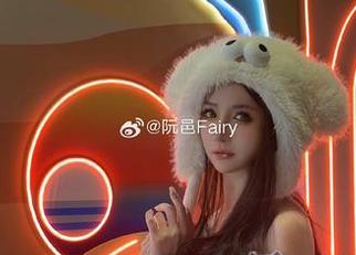 阮邑Fairy带来的圣诞私拍盛宴，独特图片唤醒节日情怀.txt