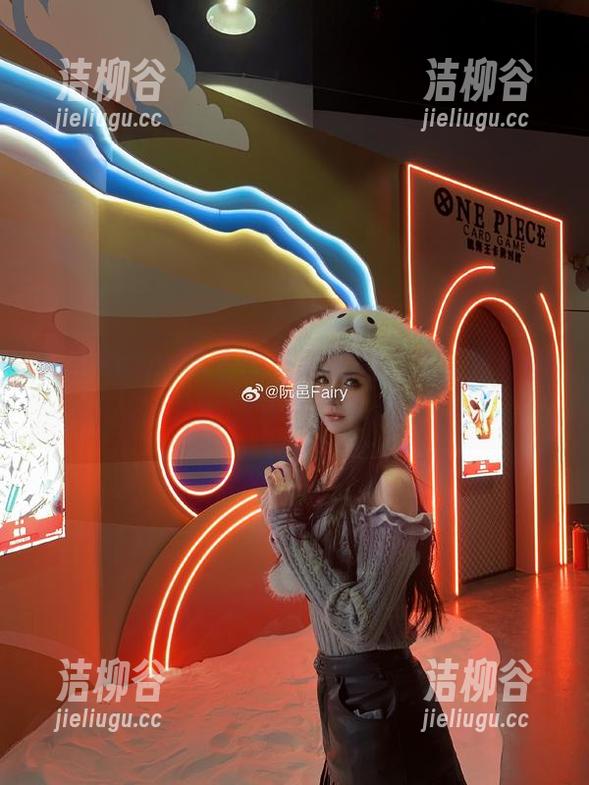 阮邑Fairy带来的圣诞私拍盛宴，独特图片唤醒节日情怀.txt