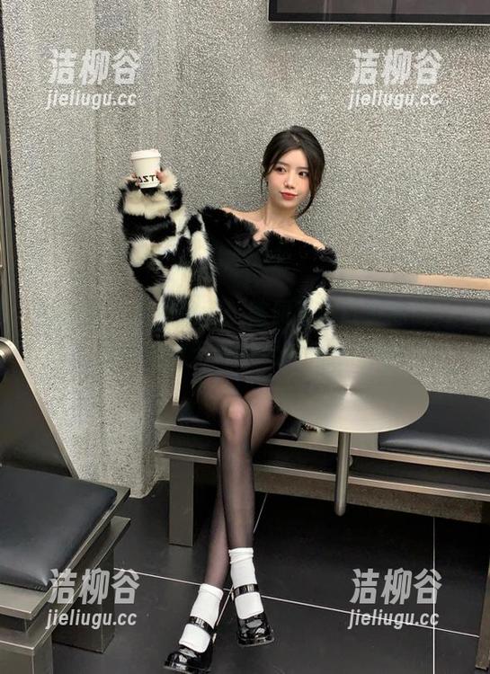 微密圈 - 美图收藏：陈佩奇与红底高跟，演绎法力无边的女神气息.txt