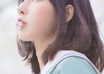 雯粥粥i最新白色T恤写真，精选原图完美诠释青春活力与时尚魅力.txt