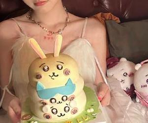 青丘女神 - 看小豆如何在天台上“装模作样”，套图里的每一张都是一次自嘲！.txt