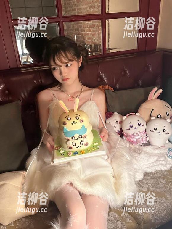 青丘女神 - 看小豆如何在天台上“装模作样”，套图里的每一张都是一次自嘲！.txt