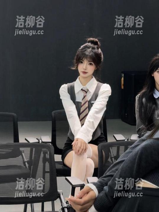 青豆客 - Ann尤美的睡衣写真集：在线欣赏她柔美姿态与梦幻氛围.txt