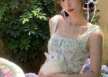 青豆客 - Una尤娜丝袜写真免费呈现，原图供您收藏，感受别样的时尚风采.txt