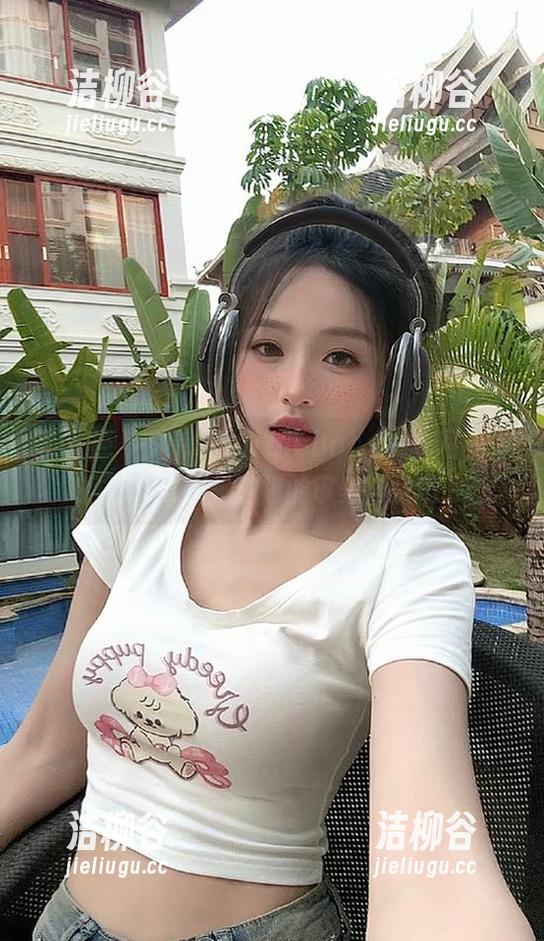 青豆客 - 岑苑之barbiebaby白色写真在线推荐：展现她独特的审美与视角.txt