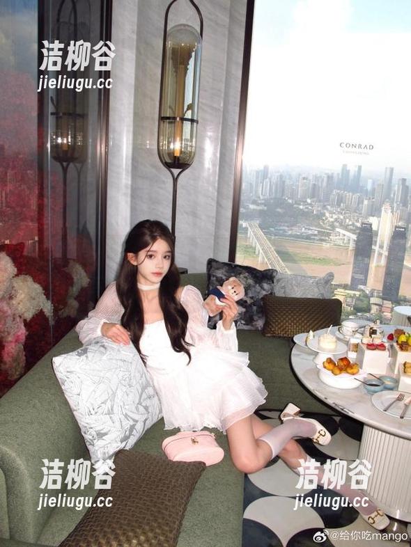 青豆客 - 施忆佳Kitty酱精彩户外图包，无圣光写真带你探索自然的独特风采.txt