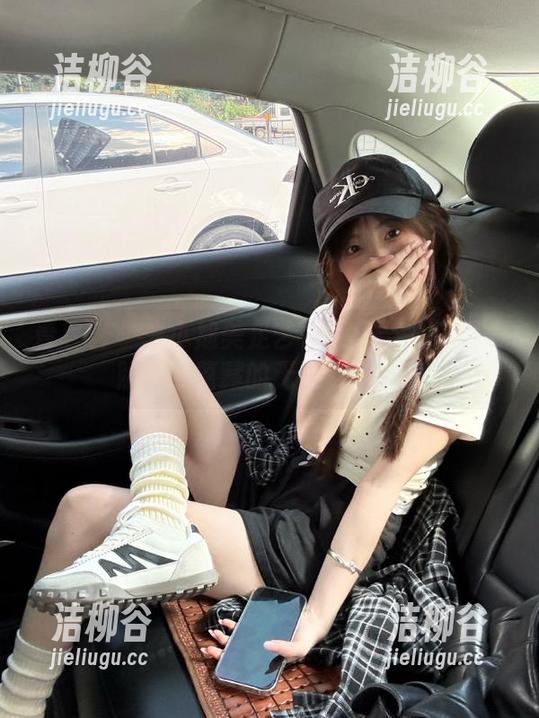 青豆客-朱小旭 青豆客 - 朱小旭美足艺术写真合集:感受照片中蕴藏的无限魅力.txt