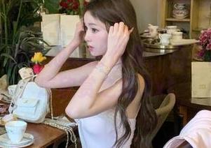 青豆客 - 游泳池畔的优雅：白一晗作品图库欣赏之旅.txt