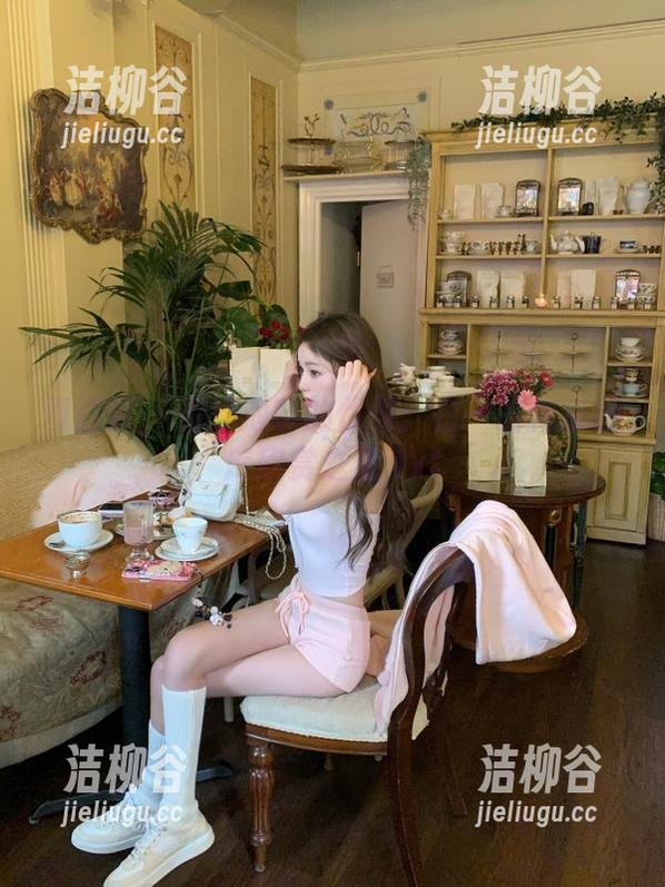 青豆客 - 游泳池畔的优雅：白一晗作品图库欣赏之旅.txt