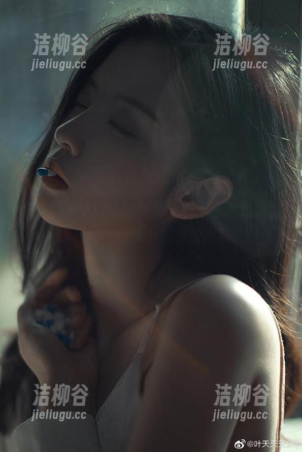 魅妍社 - Ashely丽丽全新浴室写真资源，探索她在镜头下的缤纷世界.txt
