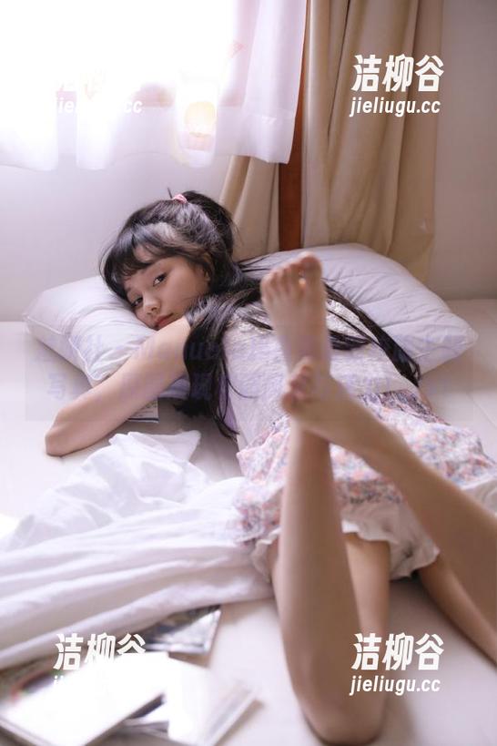 魅妍社 - Manuela玛鲁娜最新校服主题写真，原图展现校园风采与活力！.txt