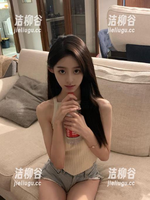 魅妍社 - 大奶昔Kyra制服图包，精选粉嫩色调，尽显她的青春活力与甜美！.txt